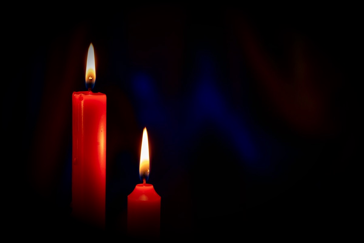Deux bougies rouges allumées dans le noir