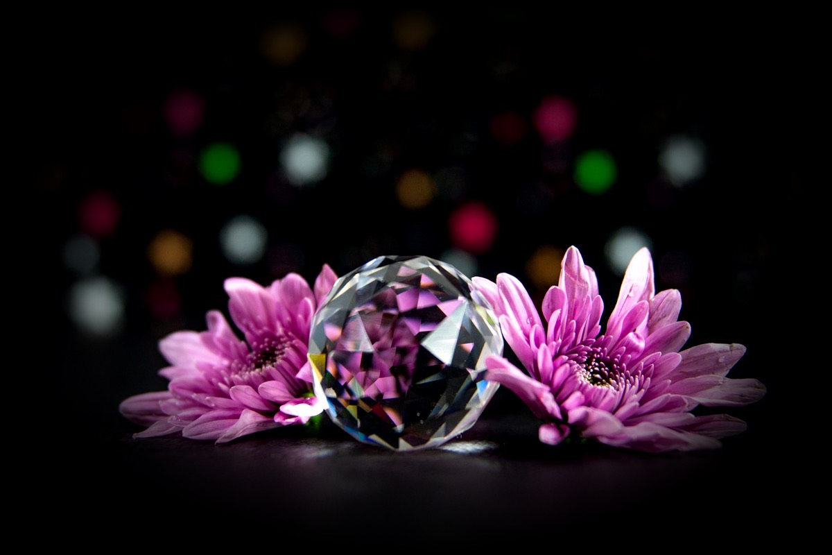Une boule de cristal entourée de fleurs violettes