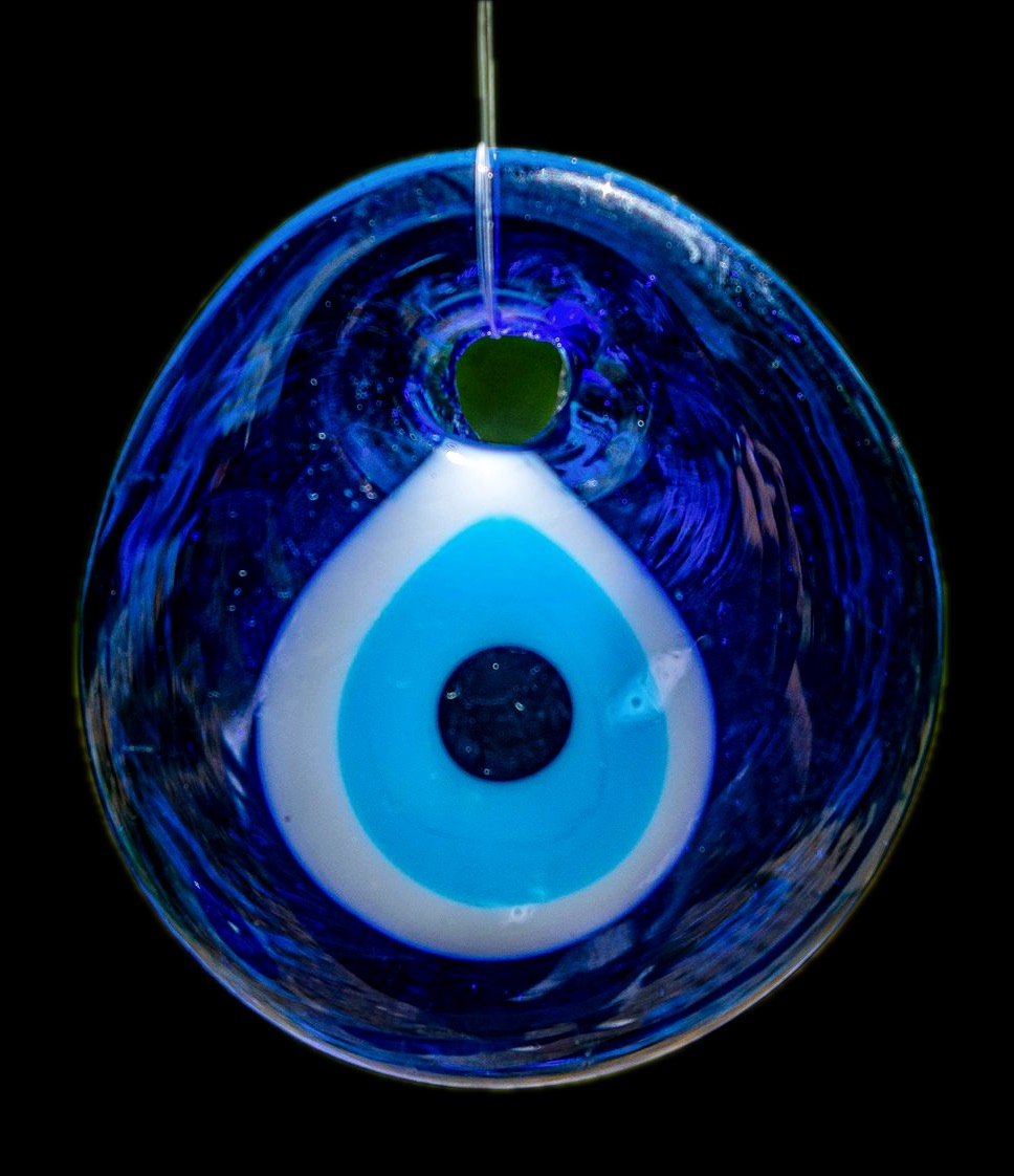 Un pendentif en verre bleu contre le mauvais œil