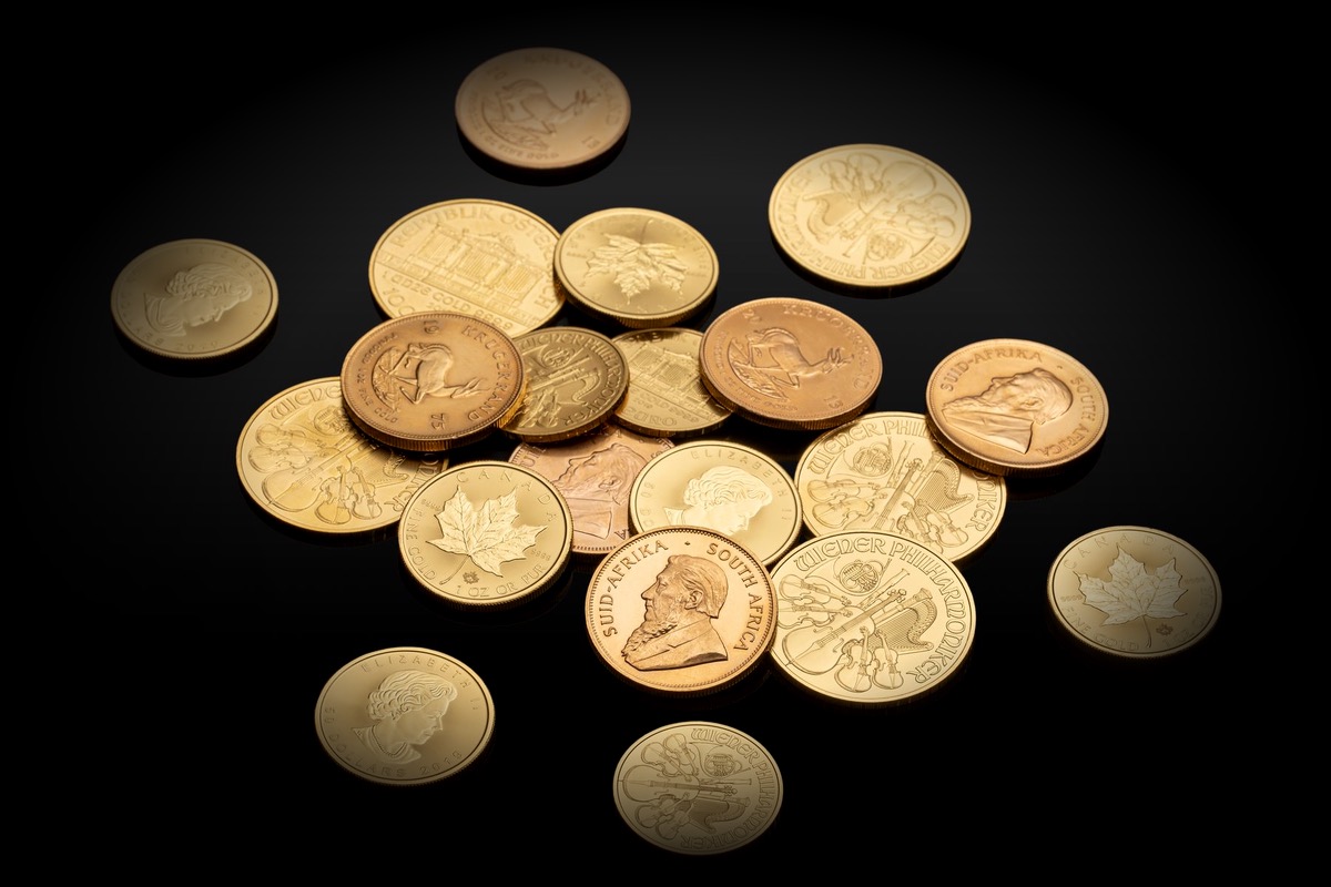 Des pièces d'or sur un fond noir