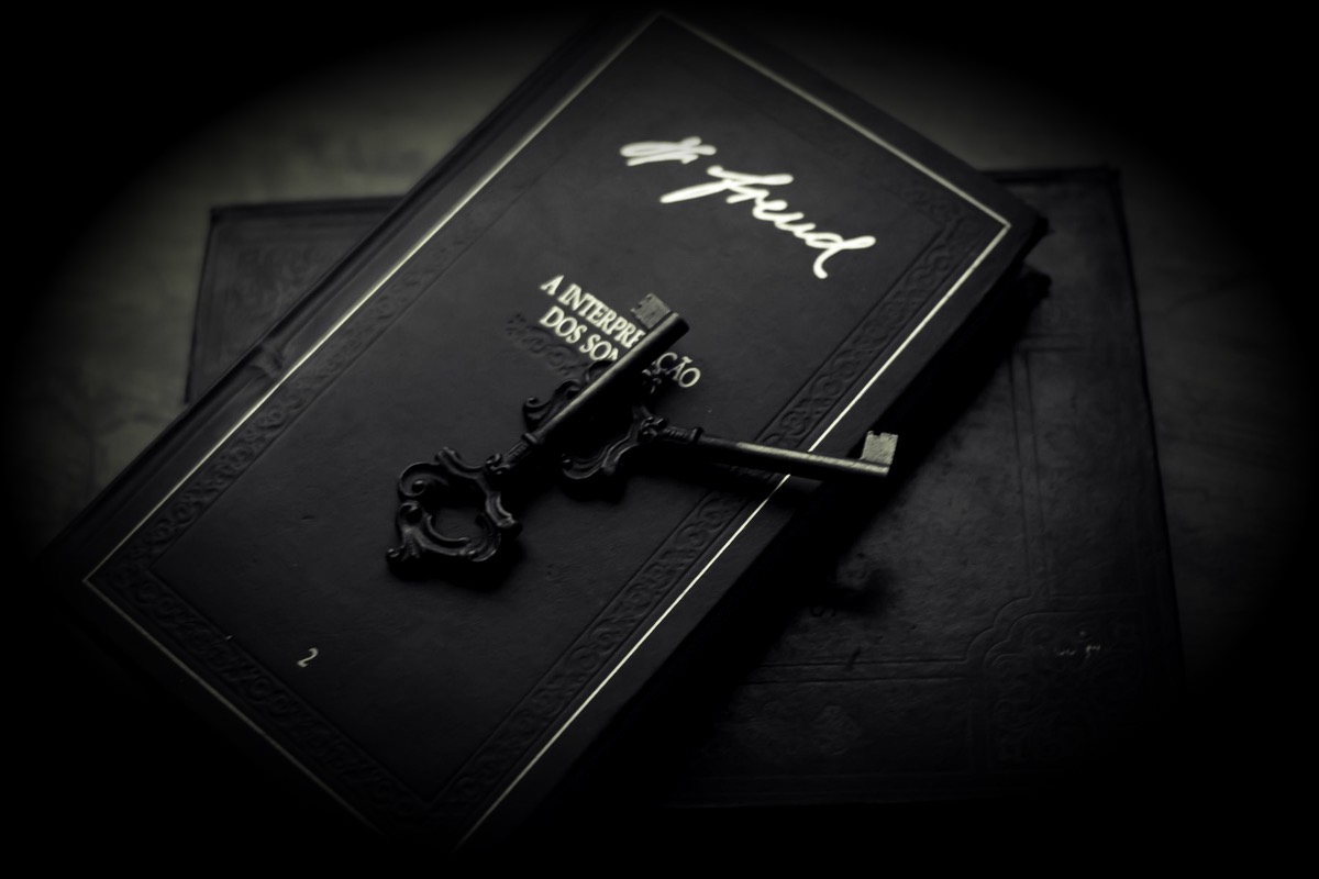 Une clé ancienne posée sur des livres noirs