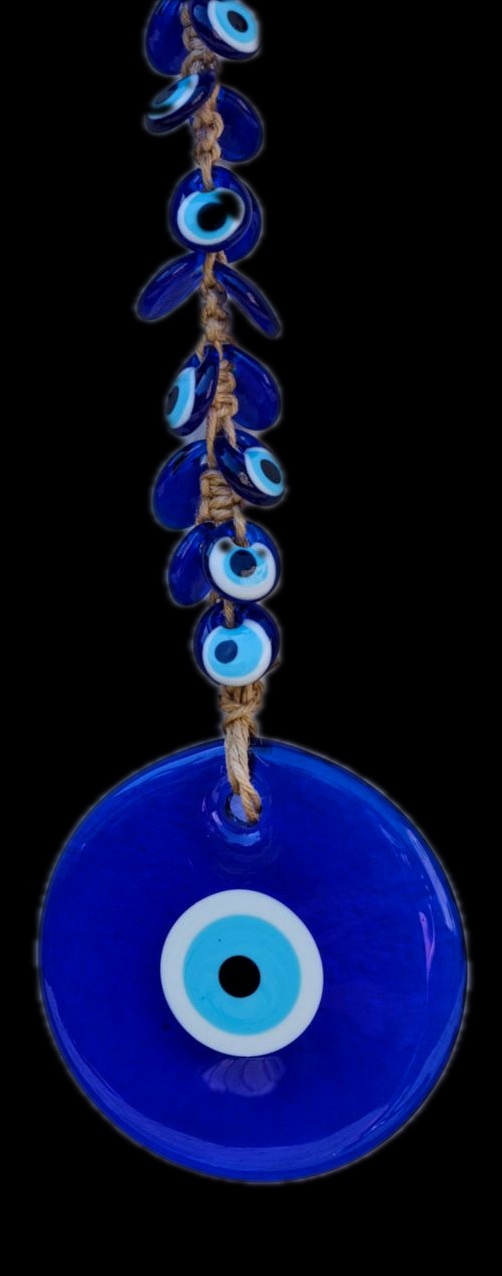 Un œil bleu en verre, l'amulette contre le mauvais œil