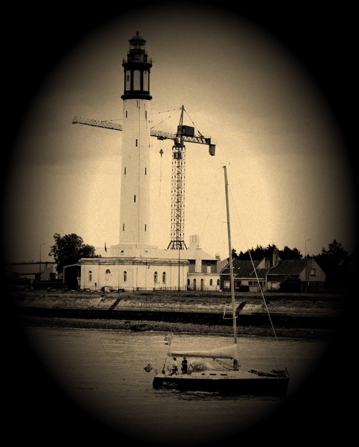 Le phare de Dunkerque et un voilier